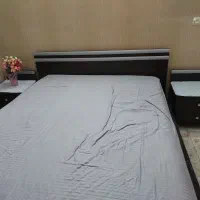 تخت بدون تشک  پاتختی دراور  میز  آینه صندلی