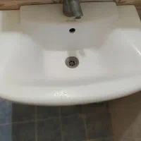 یک عدد روشویی سرامیکی  در حد نو و کابینتی کارکرده