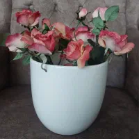 گلدان سرامیکی و گلهای رز