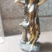 مجسمه ومیز تلفن