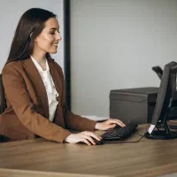 مدیر دفتر و کارشناس فروش/خانم
