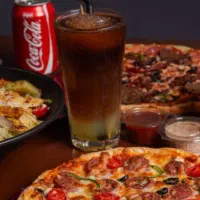 نیروی خانم یا اقا کار در کافه سنتی