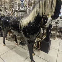 مجسمه کنار سالنی اسب سایزبزرگ