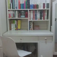 کتابخونه سفید چوبی کاملا سالم همراه صندلی