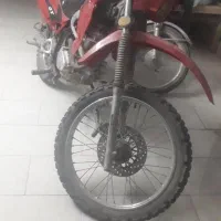 یک عدد موتور تریل مدل 85 و یک عدد پمپ باد