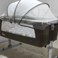 گهواره، و تخت کنار مادر