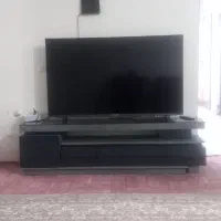 یک عدد نلویزیون اندروید دوو۵۵ اینچ همراه با میز