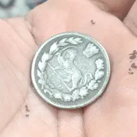 حلقه زنانه و سکه نقره