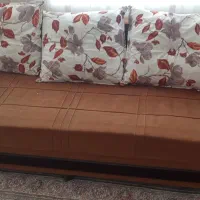 دو دست مبل راحتی و ۴ عدد صندلی به فروش می رسد