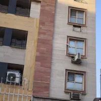 آپارتمان دو نبش با نورگیری عالی و پارکینگ بزرگ
