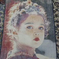 فرش ماشینی دختر بچه چشم رنگی|فرش|اصفهان, باغ دریاچه|دیوار