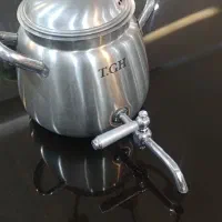 تعدادی لوازم آشپزخانه ، قاشق و چنگال ، کتری