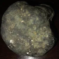 شهاب سنگ که دورن سنگ تیکهایی فلز