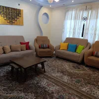 مبلمان و فرش و میز عسلی و تلویزیون و قالیچه