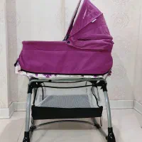 گهواره و تخت کنار مادر کودک