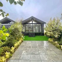 ویلا فلت با پنجره های قدی و متریال روز