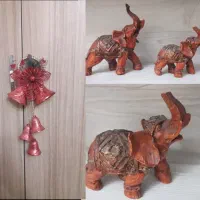 پشت دری زنگوله و دو مجسمه فیل پلی استر