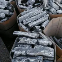 دو نفر کارگر ساده بسته بند زغال کبابی