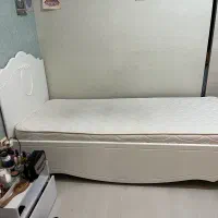تخت و دراور (میز ارایشی) با ایینه|تخت و سرویس خواب|کرج, باغستان|دیوار
