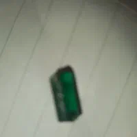 زمرد طبیعی نزدیک نیم گرم