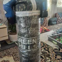 یک عدد کیسه بوکس و یک عدد فوتبال دستی