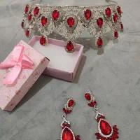 تاج و گوشواره قرمز زیبا