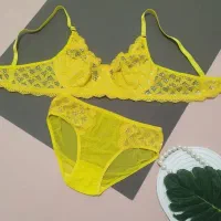 فقط لباس زیر سایز بزرگ موجود داریم