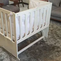 تخت کنار مادر