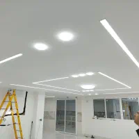 شاگرد خانم برای اجرای دکوراسیون داخلی