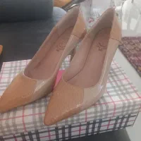 کفش زنانه رویه ورنی نخودی رنگ سایز ۳۷ نو (پانشده)