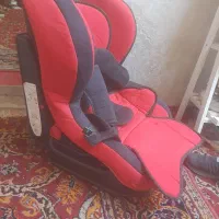 یک صندلی نوزادتوی ماشین