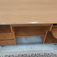 میز تحریر و کامپیوتر