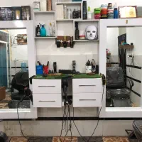 دکور ارایشگاه همراه با یک صندلی