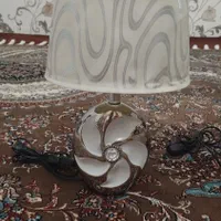 چراغ خواب کنار تخت