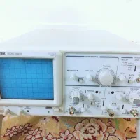 اسیلوسکوپ آکبند با کارتن و دفترچه و کابل‌ها
