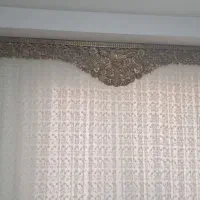 قاب پرده. رنگ طلایی. و چوب پرده با پایه ها هم روشه