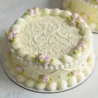 فروشنده خانم برای قنادی