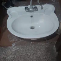 روشویی، شیر آب و آینه و باکس