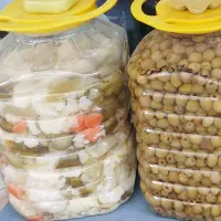 دبه ترشی و خیار شور