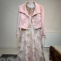 لباس مجلسی|لباس|مشهد, فتح المبین|دیوار