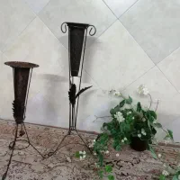 گلـدان فلـزی پایه دار (دوعـدد) و گـل مصنـوعـی