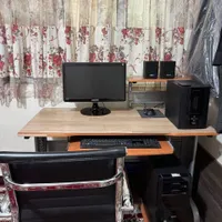 کامپیوتر با میز و صندلی