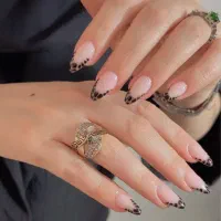 خدمات کاشت ناخن