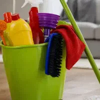 به یک خانوم برای نظافت و امور منزل