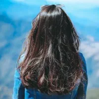 نیازمند وردست در سالن ارایش زنانه