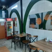 ۱۰ عدد صندلی چوب و فلز و ۴عدد میز غذاخوری