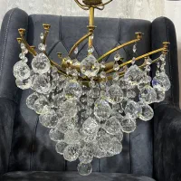 لوستر کریستالی با فریم طلایی، تمیز و سالم.