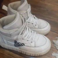 یک عدد بوت وکفش مجلسی و لباس مجلسی دخترانه