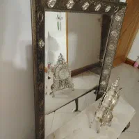 اینه و میز با ساعت