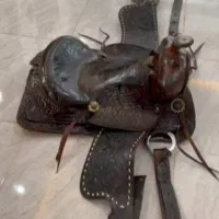 زین اسب عتیقه ساخته شده با چرم